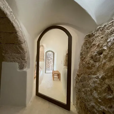 Paleopoli Cave House *